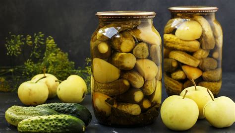 Ilustrácia ingrediencií na kvasené uhorky so zemiakmi