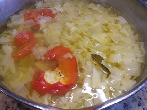 Proces varenia polievky z hlávkovej kapusty