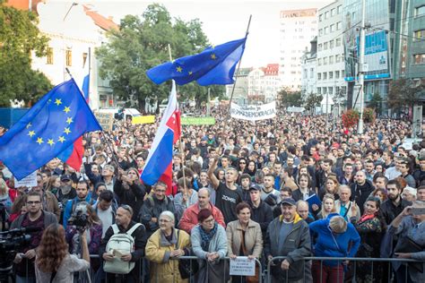 Zhromaždenie protestujúcich Za slušné Slovensko na námestí