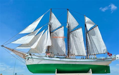 Plachetnica Royal Clipper s piatimi stožiarmi