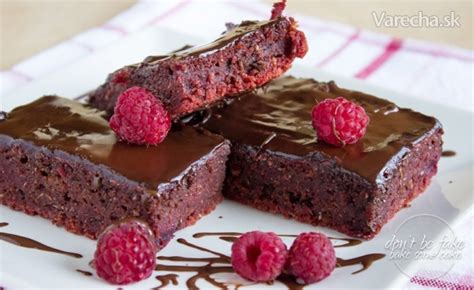 Ilustrácia hotových brownies z červenej repy