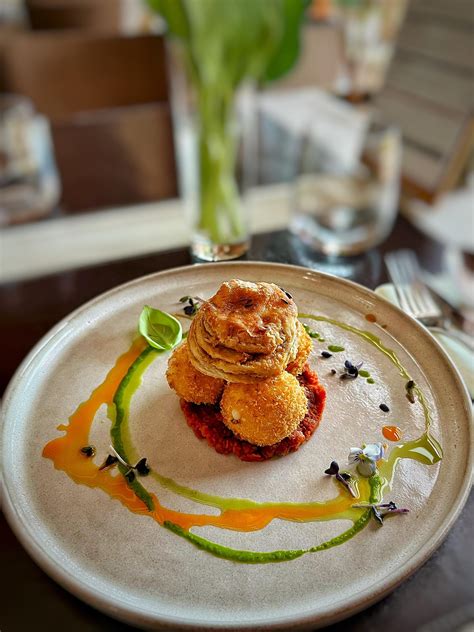 Ilustrácia pohárov s nakladanými paradajkami