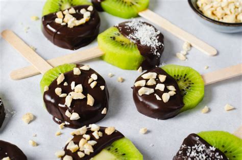 deti namáčajú ovocie do čokolády