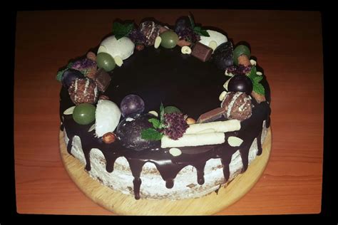 dekorácia torty čokoládovými ozdobami