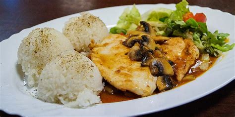 servírovaný kurací steak s prílohou