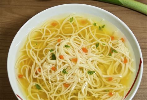 Hotová slepačia polievka pripravená na servírovanie