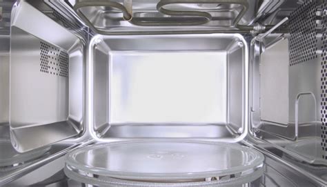 Interiér mikrovlnnej rúry Whirlpool s otočným tanierom