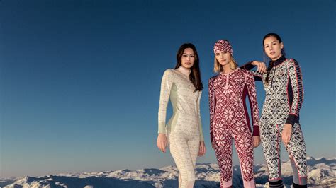 Modelka v lyžiarskej bunde Kari Traa v zasneženom prostredí