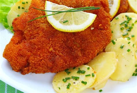 Servírovaný Viedenský rezeň s citrónom a zemiakmi