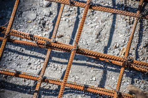 Detailné znázornenie správneho uloženia kari sietí s dištančníkmi v základoch