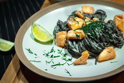 Servírované čierne špagety s lososom