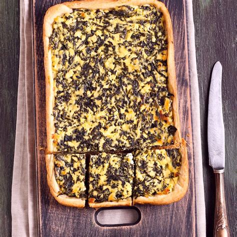 Hotový zlatistý špenátový koláč z lístkového cesta