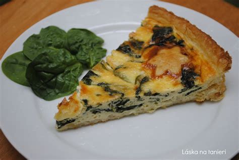 Servírovaný špenátový koláč na tanieri