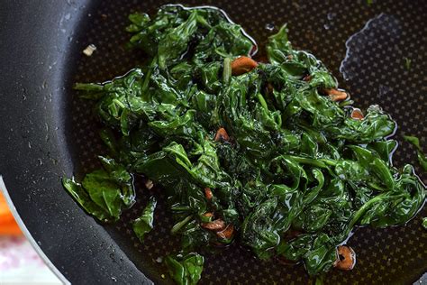duseny špenát s cesnakom na panvici