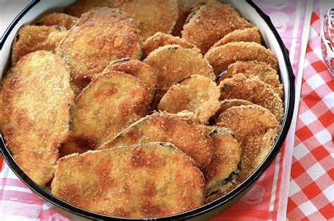 Nakrájaný a pripravený baklažán na vyprážanie