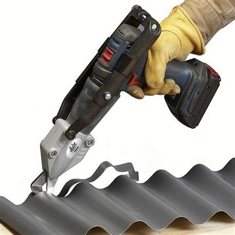 Detailný záber na strihanie trapézového plechu