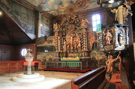 Interiér historického kostola s oltárom