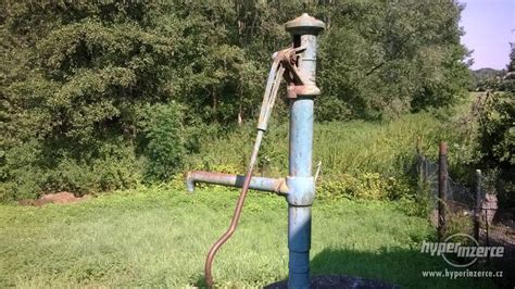 Ručná pumpa pri použití na studni