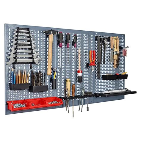 Dierovaná stena s prehľadne usporiadaným náradím