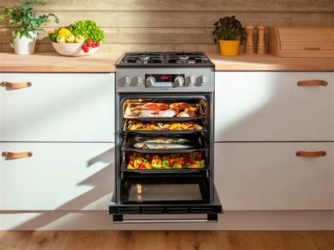 Ilustrácia rôznych pokrmov pripravených vo vstavanej rúre Electrolux