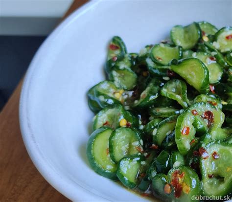 Farebný ázijský uhorkový šalát