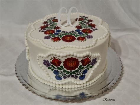 Torta zdobená ľudovým motívom