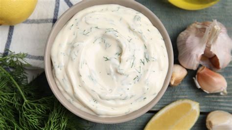 Čerstvé suroviny na cesnakový dip: cesnak, jogurt, majonéza