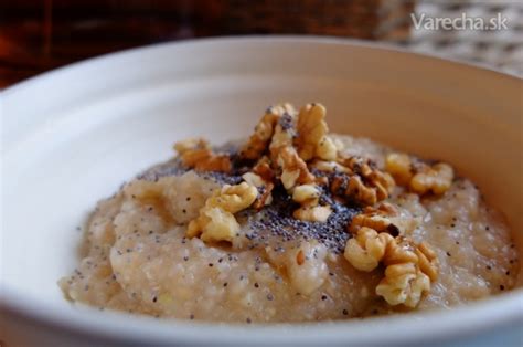 Servírovaná pohánková kaša so zeleninou a bylinkami