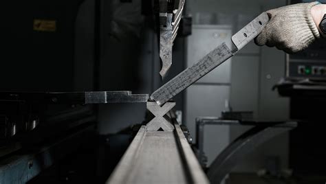 Proces ohýbania plechu na ohraňovacom lise