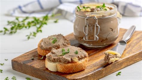 Domáca paštéta na chlebe