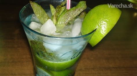 Osviežujúci nápoj z uhoriek, citrónu a mäty