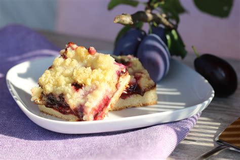 Ilustračné foto hotového hrnčekového slivkového koláča s posýpkou