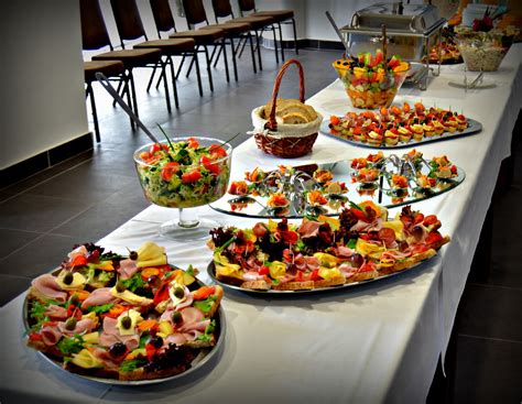 Švédske stoly s jedlom