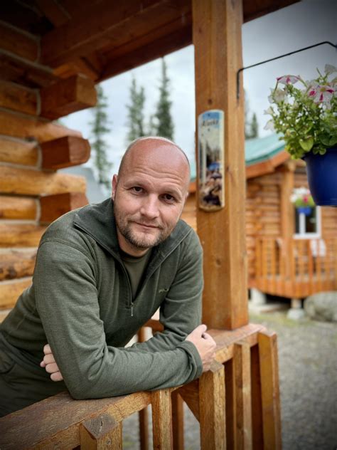 Obrázok znázorňujúci osobu kráčajúcu v prírode s pokojným výrazom.