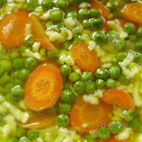 Hrášková polievka s mrkvou a cestovinami