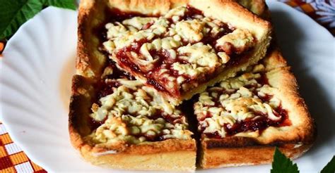 Pripravený strúhaný tvarohovo-kokosový koláč