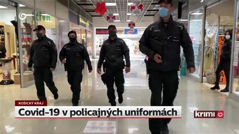 Skupina mužov v policajných uniformách
