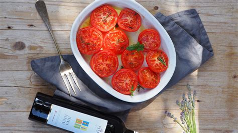 Zrelé červené paradajky s olivovým olejom