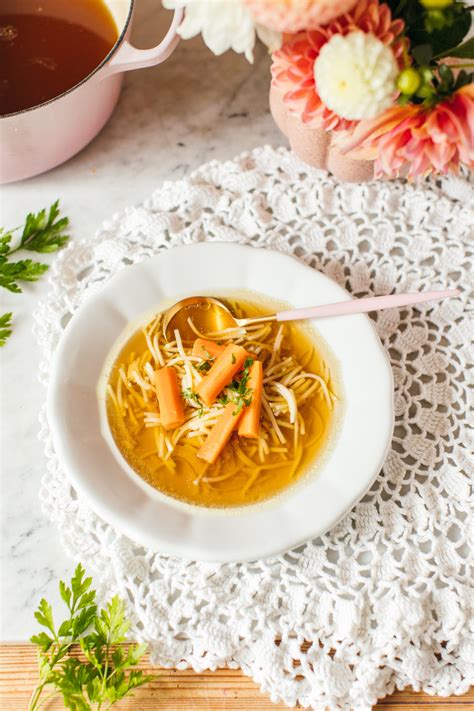 Servírovaný kurací vývar