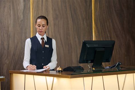 Ilustrácia check-in procesu na recepcii hotela.