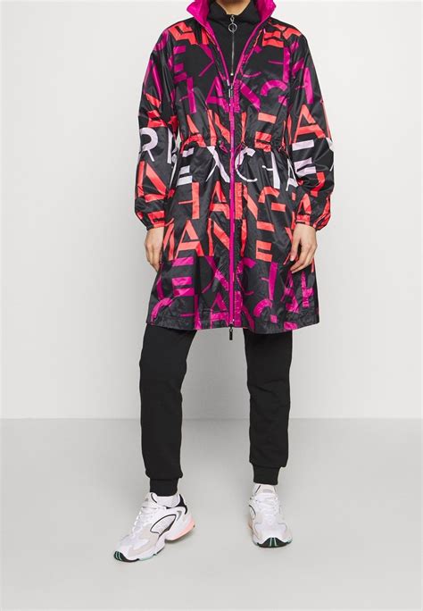 Osoba oblečená v štýle RIPNDIP