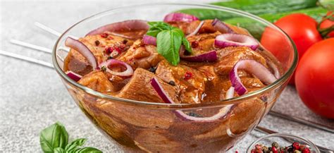 Ilustrácia použitia vákuovačky na marinovanie mäsa