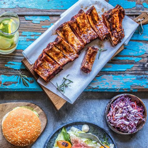 Fotografia hotových pečených bravčových rebierok so šalátom Coleslaw