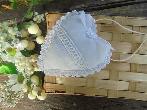 Ozdobne zabalené svadobné koláčiky ako darček