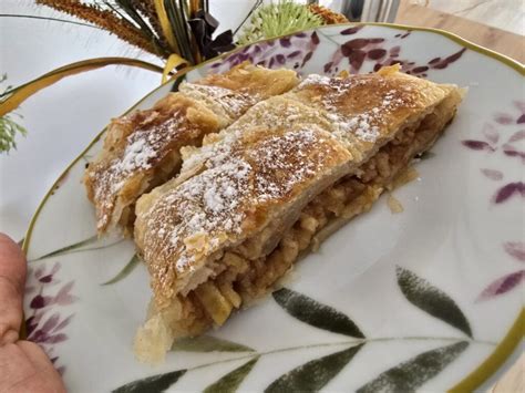 Jablková štrúdľa pripravená na plechu pred pečením