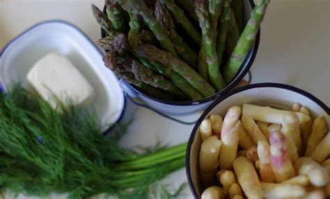 Zväzky čerstvej zelenej a bielej špargle