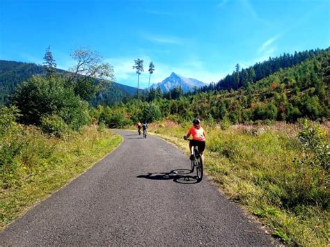 Cyklisti na horskom chodníku vo francúzskych Alpách