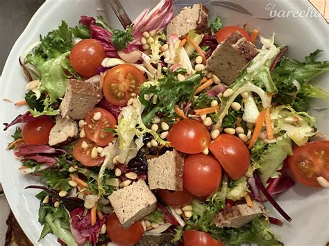 Farebný žihľavový šalát pripravený na servírovanie