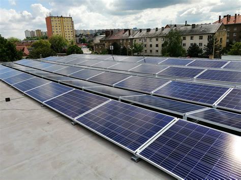 Infografika porovnávajúca aktívne a pasívne solárne systémy