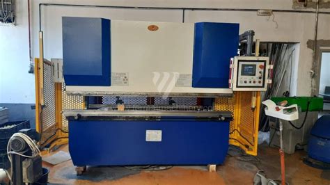 Ohraňovací lis pri práci